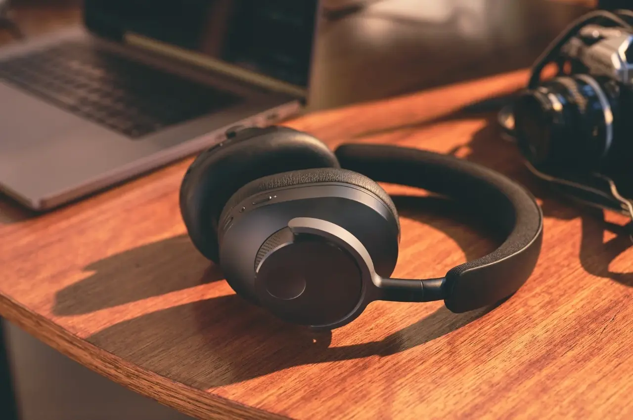 Cambridge Audio Hodetelefon Melomania P100 med ANC lifestyle på pulten
